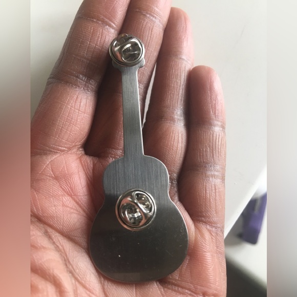 Guitar pin - Picture 2 of 3